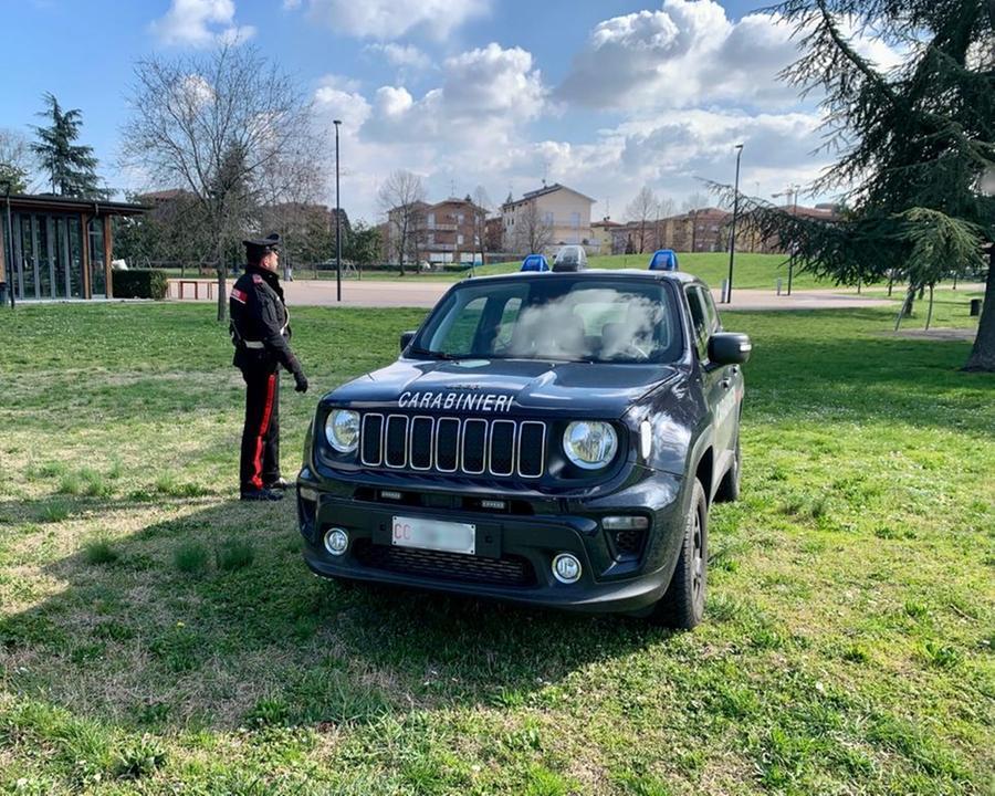 Calci e pugni a un coetaneo al parco, denunciato 16enne