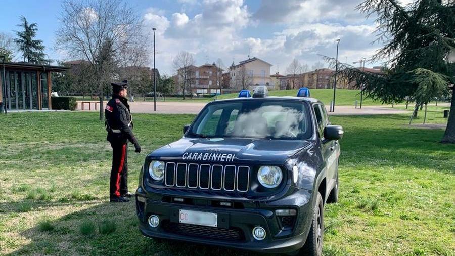 Calci e pugni a un coetaneo al parco, denunciato 16enne