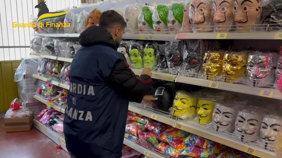 Prato, la Finanza sequestra un milione tra maschere e accessori non a norma