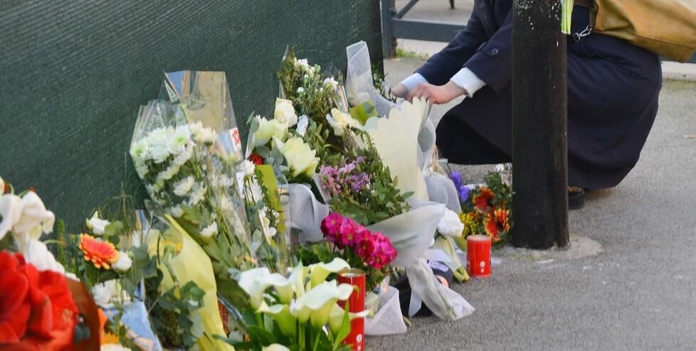 Nella foto, fiori e candele lasciati dai cittadini fuori dal cantiere di via Mariti, dove venerdì scorso cinque operai sono morti per il crollo di una delle strutture in costruzione