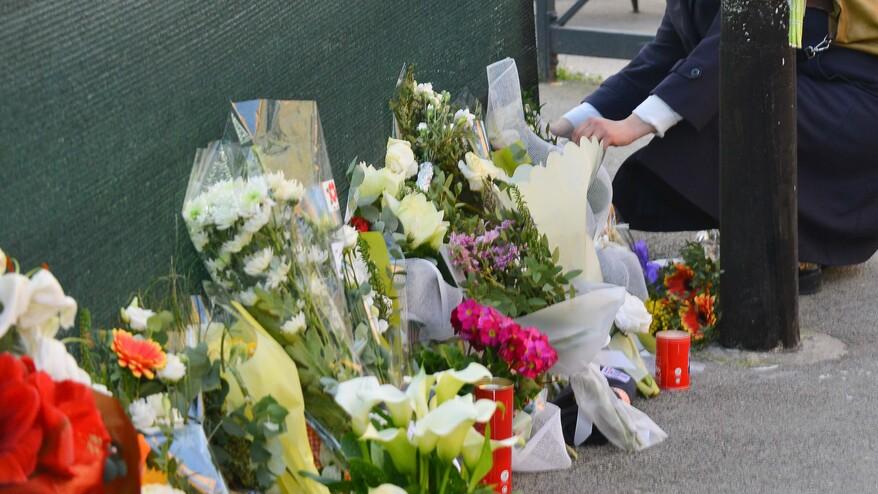 Nella foto, fiori e candele lasciati dai cittadini fuori dal cantiere di via Mariti, dove venerdì scorso cinque operai sono morti per il crollo di una delle strutture in costruzione