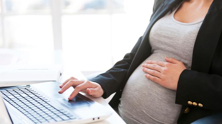 «Costretta a fare il test di gravidanza in azienda e licenziata perché sono incinta»