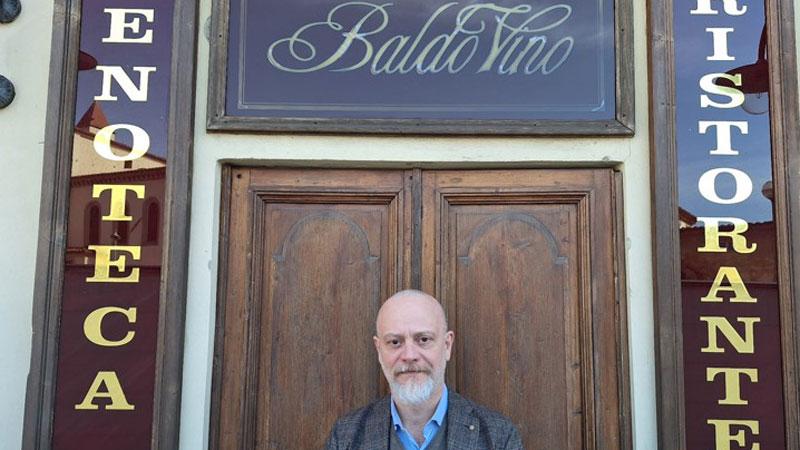 Il titolare del ristorante “Baldovino” Francesco Balloni, sotto l’insegna del suo locale che presto lascerà piazza San Lorenzo per via Curtatone