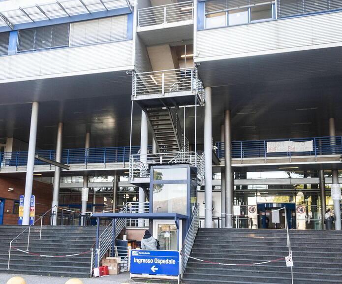 L’ingresso dell’ospedale Versilia dove la donna che ha perso la vista da un occhio si era recata