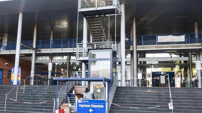 L’ingresso dell’ospedale Versilia dove la donna che ha perso la vista da un occhio si era recata