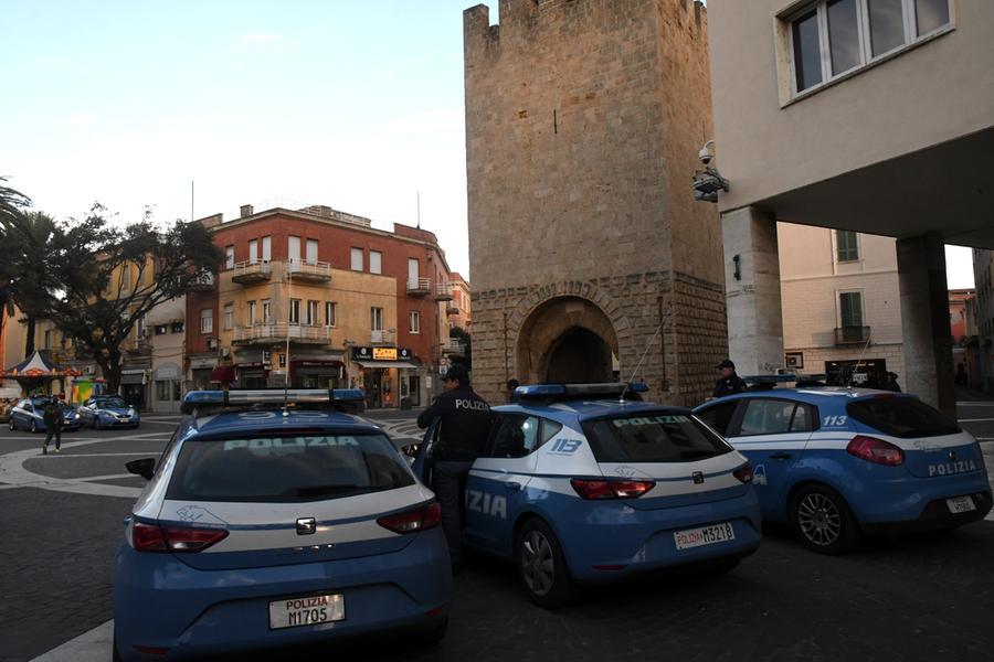 Una pattuglia della polizia impegnata nel servizio di controllo