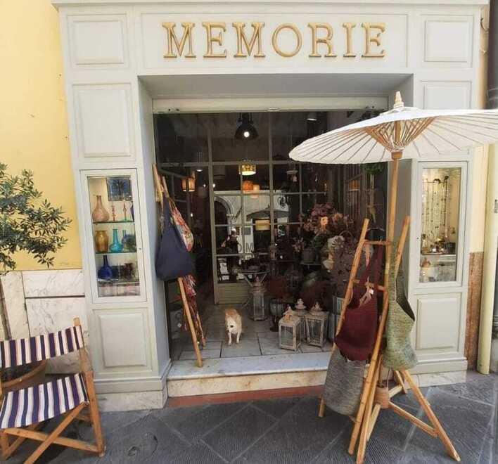 Il negozio “Memorie” che ha chiuso