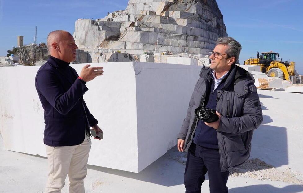 Matteo Venturi presidente di Confindustria Massa-Carrara e l’inviato di Report Bernardo Iovene ieri alle cave