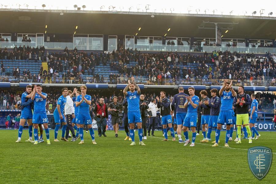
	In foto gli applausi dei calciatori azzurri davanti alla Maratona (Foto Empoli Fc)

