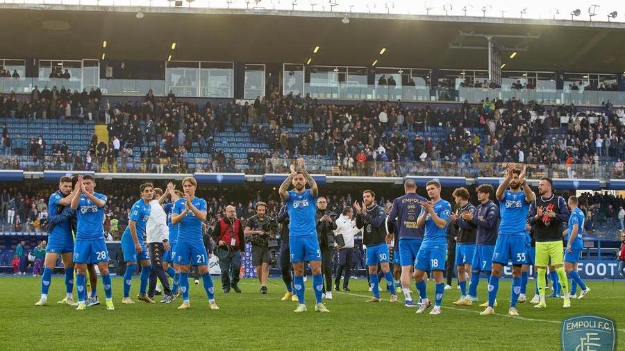 In foto gli applausi dei calciatori azzurri davanti alla Maratona (Foto Empoli Fc)