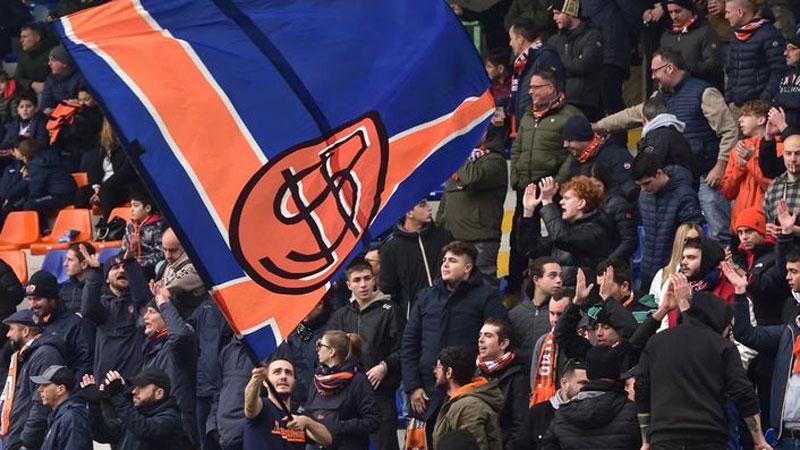 I tifosi arancioni incitano la loro squadra