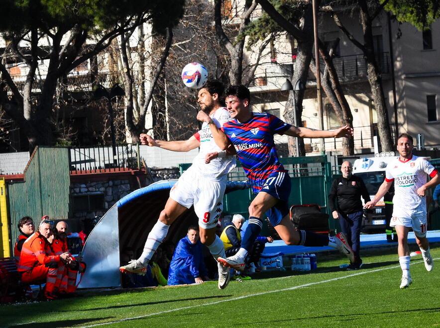 Un’azione dell’ultimo match tra Grosseto e Follonica Gavorrano vinto dai biancorossi domenica scorsa. Il Grifone torna in campo domenica alle 14,30 nella trasferta contro la Sangiovannese (foto Agenzia Bf)