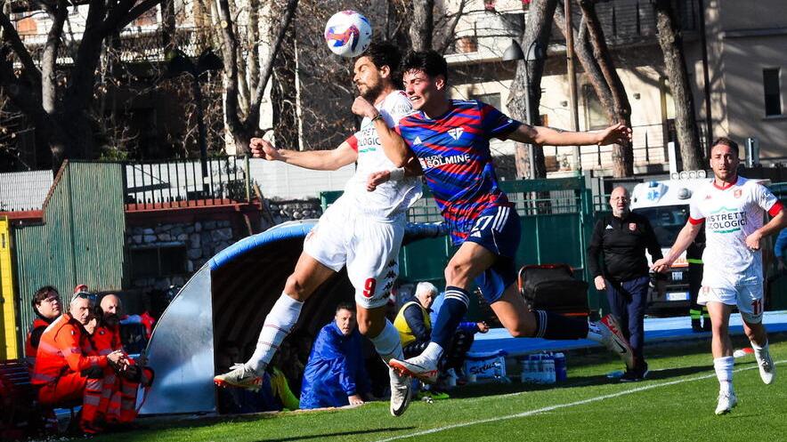 Un’azione dell’ultimo match tra Grosseto e Follonica Gavorrano vinto dai biancorossi domenica scorsa. Il Grifone torna in campo domenica alle 14,30 nella trasferta contro la Sangiovannese (foto Agenzia Bf)