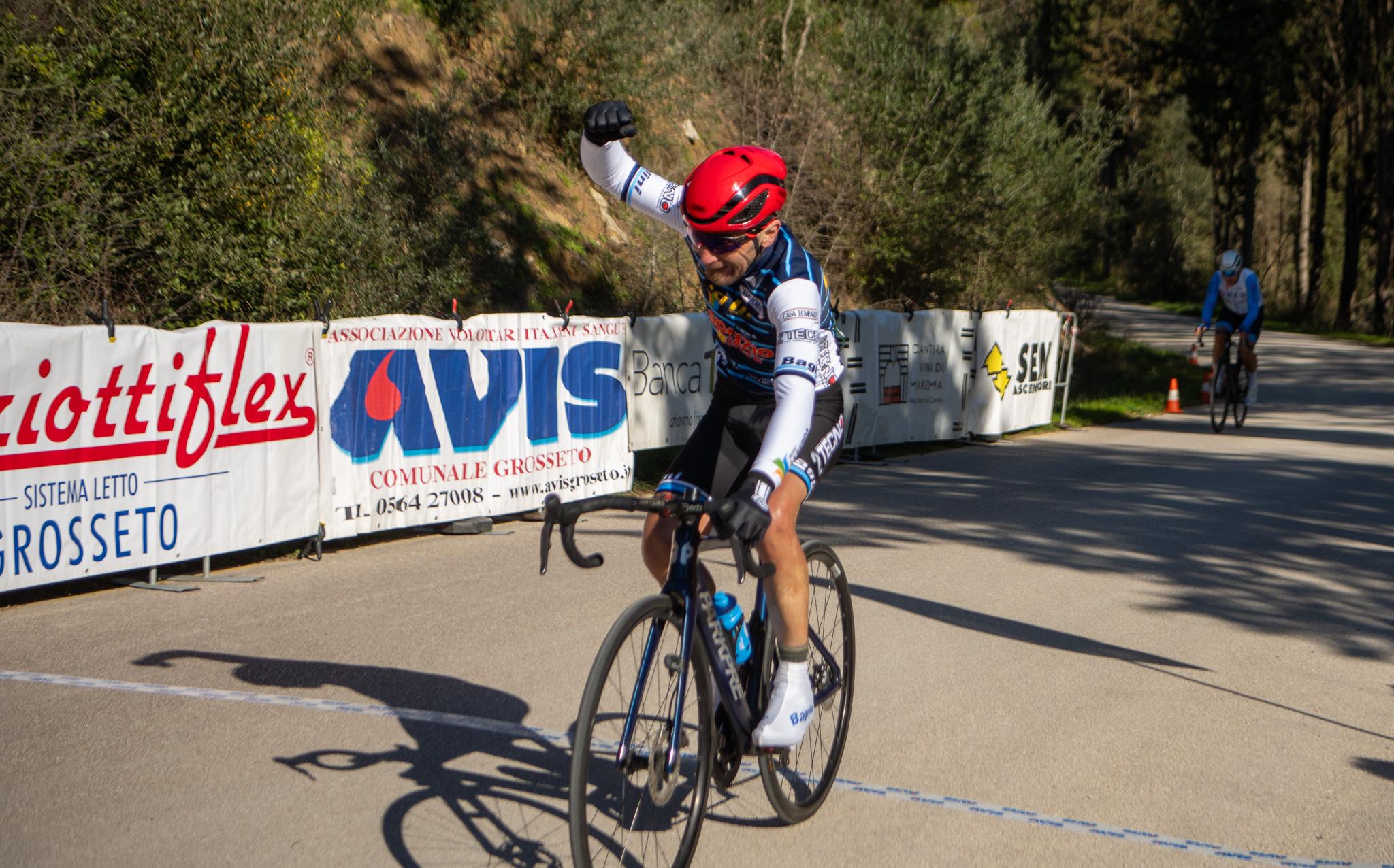 Fausto Baglini esulta una volta tagliato il traguardo del trofeo “Scavi di Roselle”: ha vinto la seconda  partenza dopo un finale combattuto (foto Malarby)