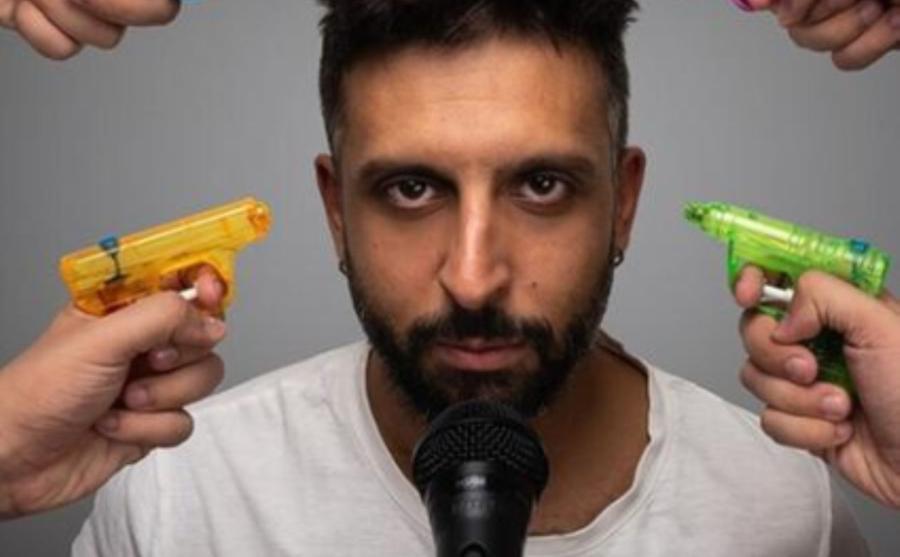 
	Andrea Di Castro (foto dal profilo Facebook dell'artista)

