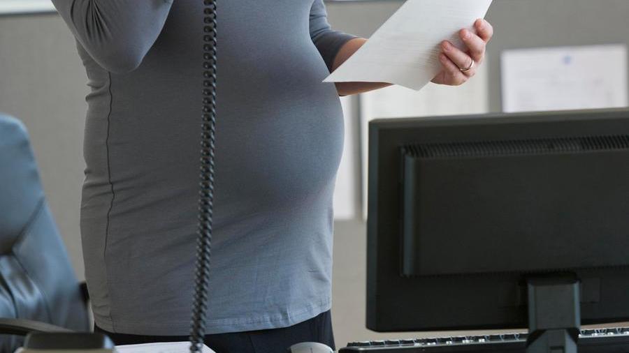 Una donna incinta al lavoro (foto d'archivio)