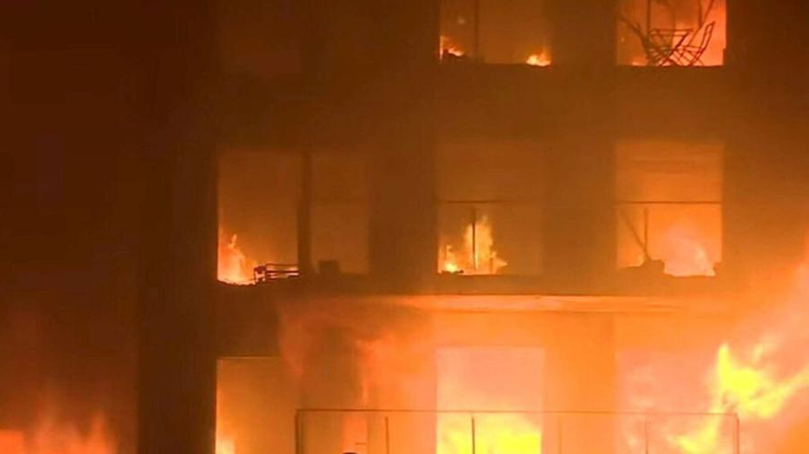 
	Il palazzo a fuoco a Valencia

