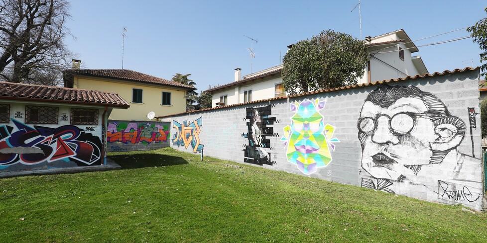 Portomaggiore, entra in un cortile e con una mazza spacca auto, lampione e fioriere