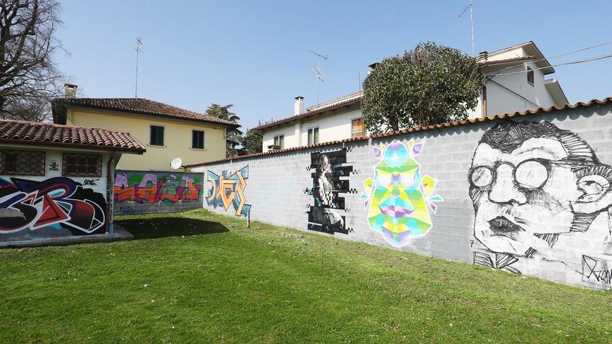 Portomaggiore, entra in un cortile e con una mazza spacca auto, lampione e fioriere