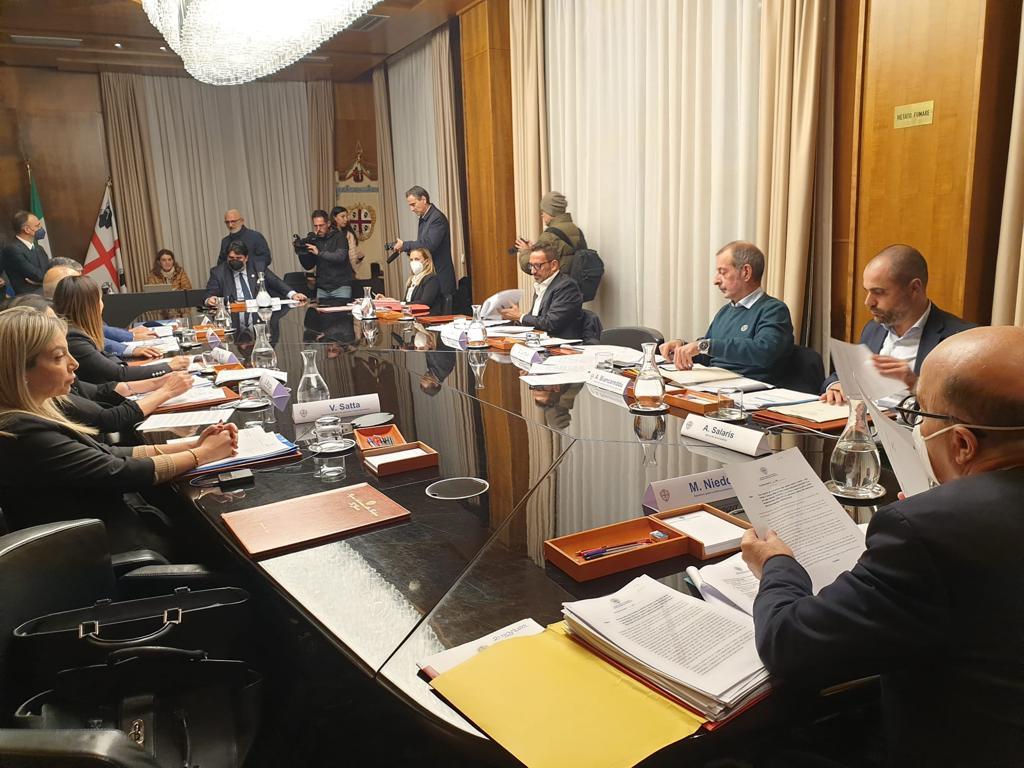 Il record della giunta Solinas: 145 delibere in una seduta