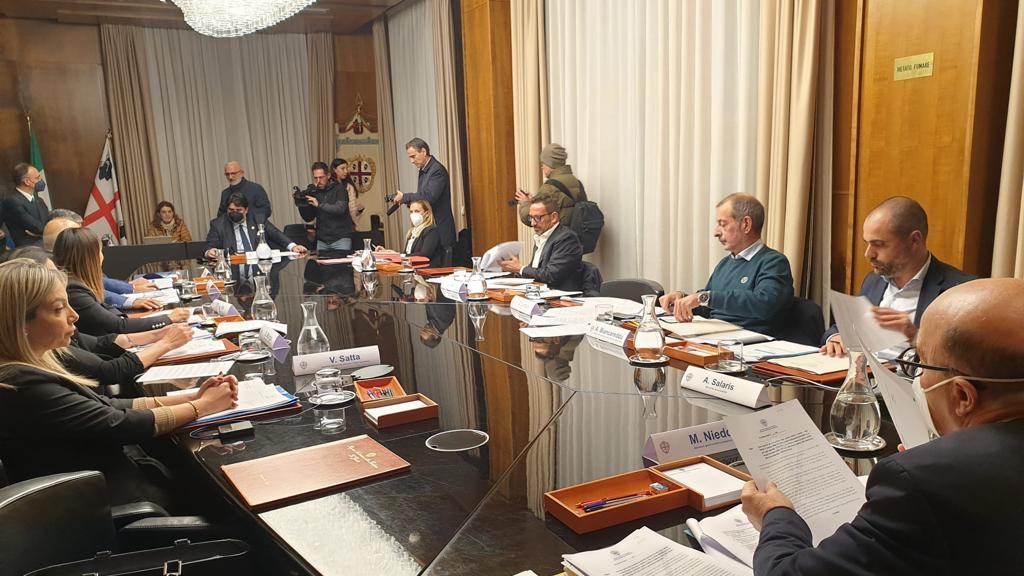 Il record della giunta Solinas: 145 delibere in una seduta