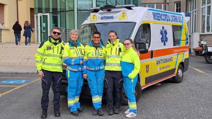 La squadra dei soccorritori intervenuta in via Inghilterra