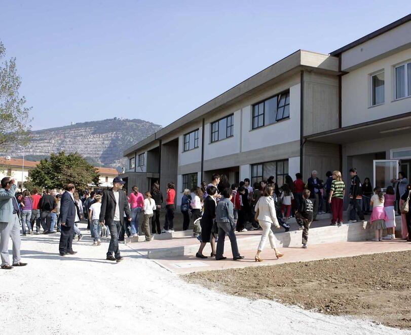 Si sente male fuori da scuola prima di prendere la nipotina: grave una 63enne