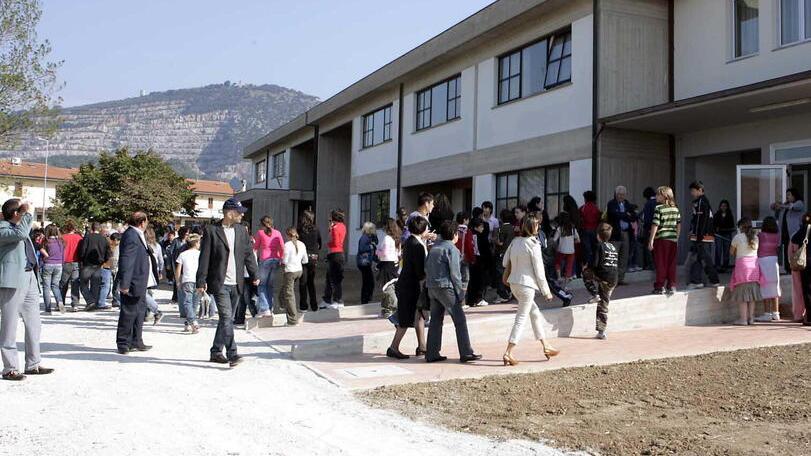 Si sente male fuori da scuola prima di prendere la nipotina: grave una 63enne