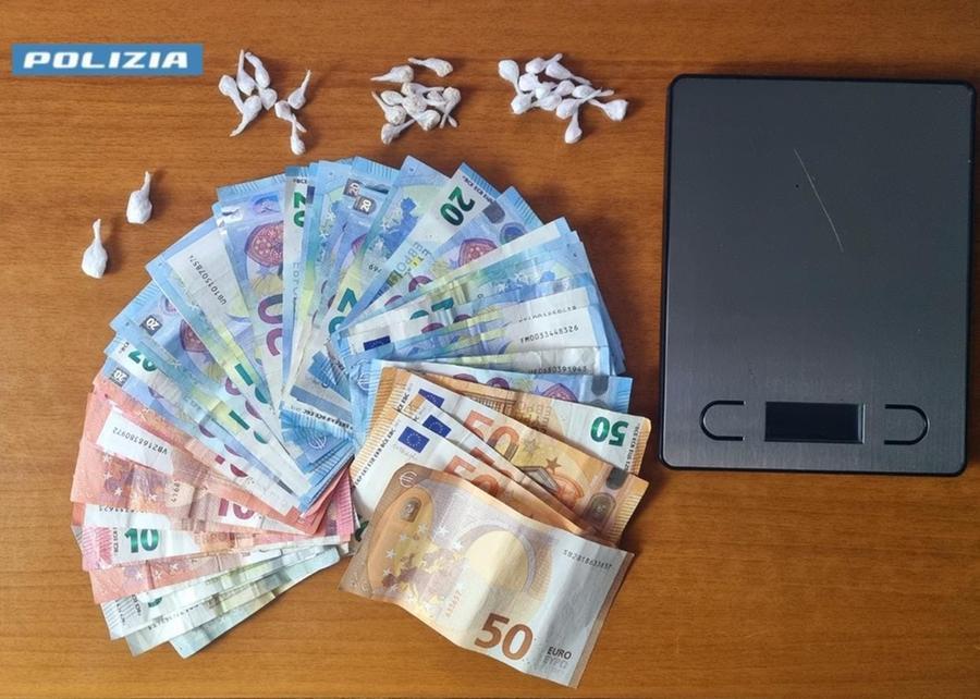 In casa dosi di eroina e cocaina, soldi e il registro dello spaccio: arrestato a Cagliari un 28enne