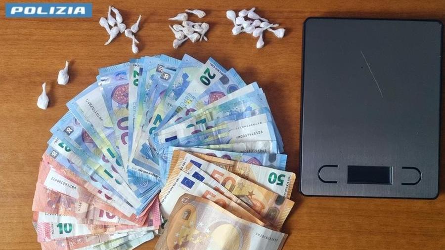 In casa dosi di eroina e cocaina, soldi e il registro dello spaccio: arrestato a Cagliari un 28enne