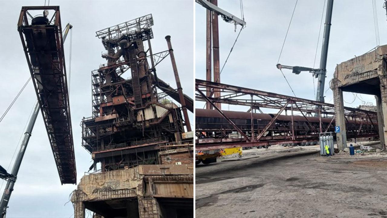 Le operazioni di smantellamento del primo tratto di nastro trasportatore ancorato all’imboccatura dell’Afo4 (foto Paolo Barlettani)