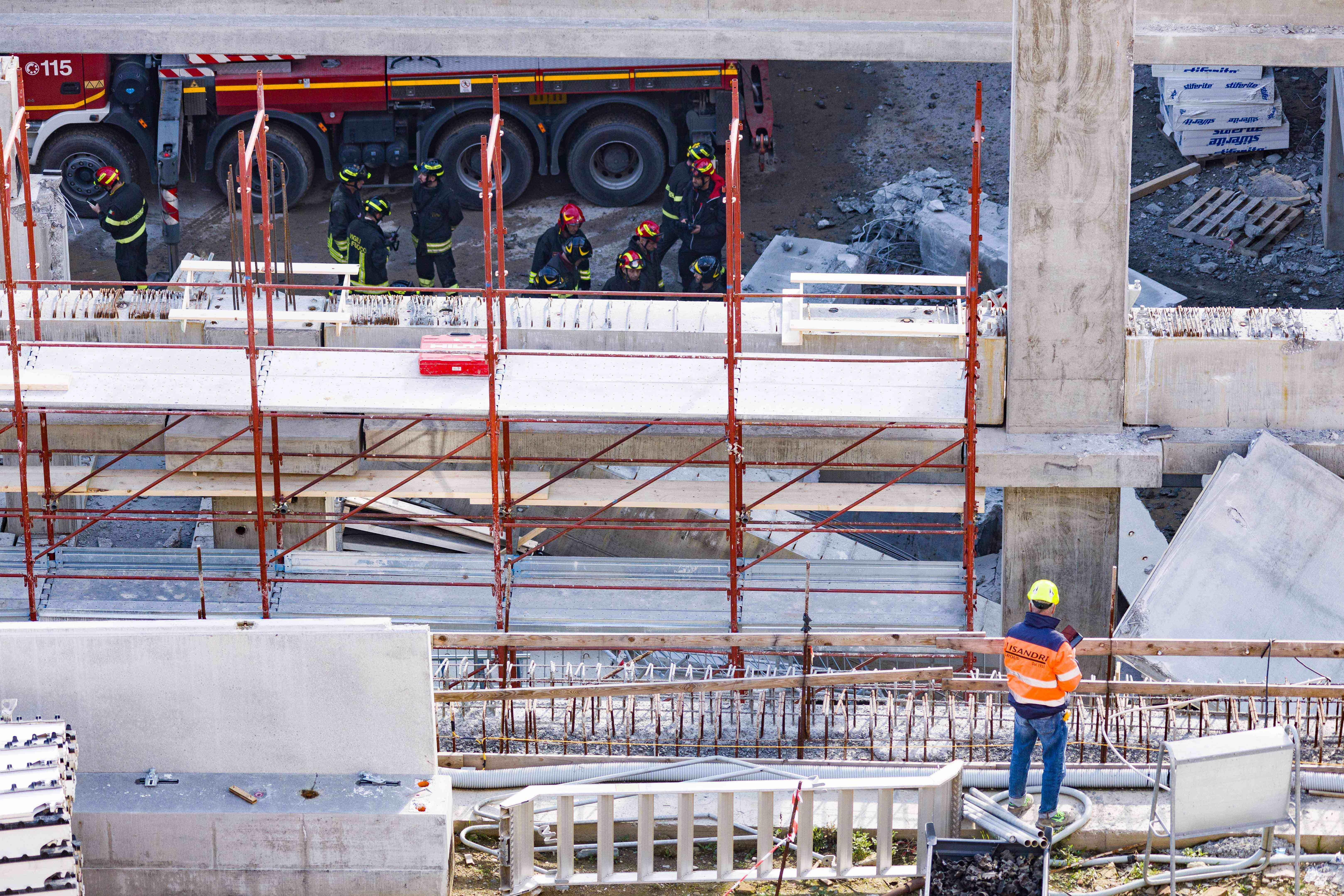 L’area del crollo all’interno del cantiere di via Mariti