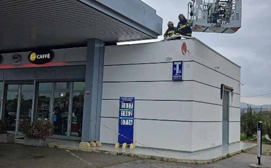 Livorno, disagi per il vento sul lungomare. Problemi anche a un distributore di benzina