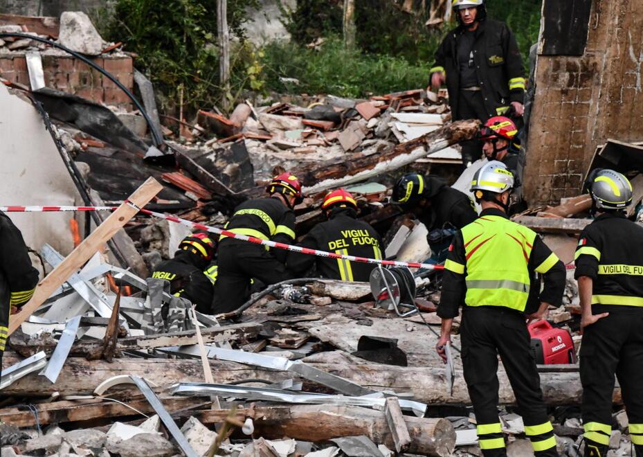 I pompieri al lavoro nei momenti successivi alla tragedia di Torre