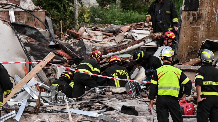 I pompieri al lavoro nei momenti successivi alla tragedia di Torre