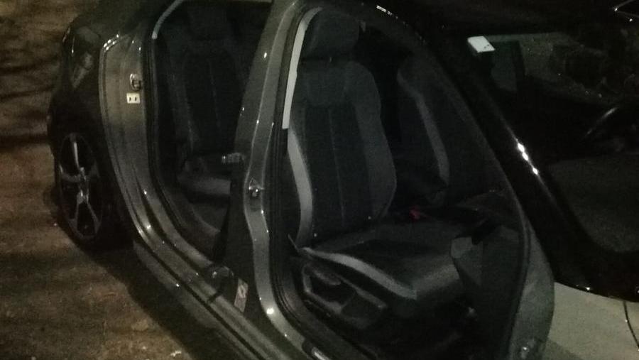 Modena, lascia l’auto nel parcheggio e gli rubano due portiere