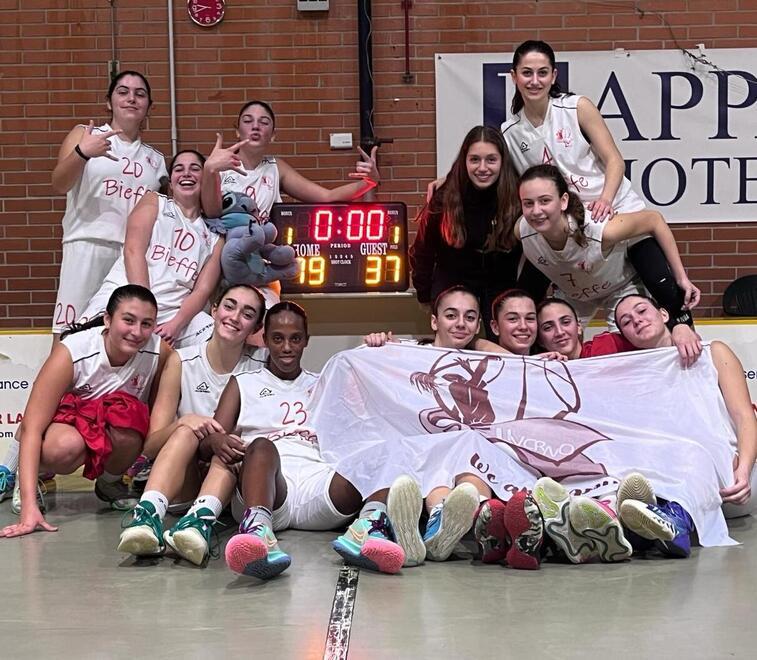 L’esultanza a fine partita della squadra under 17 della Bieffe