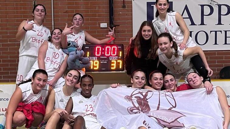 L’esultanza a fine partita della squadra under 17 della Bieffe
