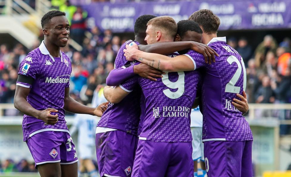 L’esultanza e la gioia dei calciatori viola dopo la netta vittoria ottenuta in casa contro il Frosinone