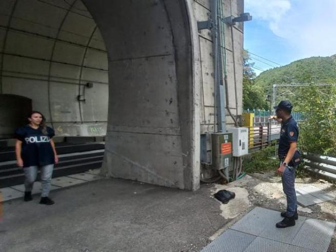 
	La polizia all'ingresso della galleria dell'alta velocit&agrave;

