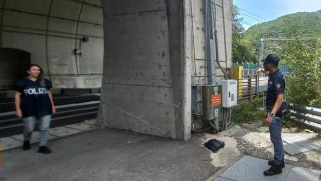 La polizia all'ingresso della galleria dell'alta velocità
