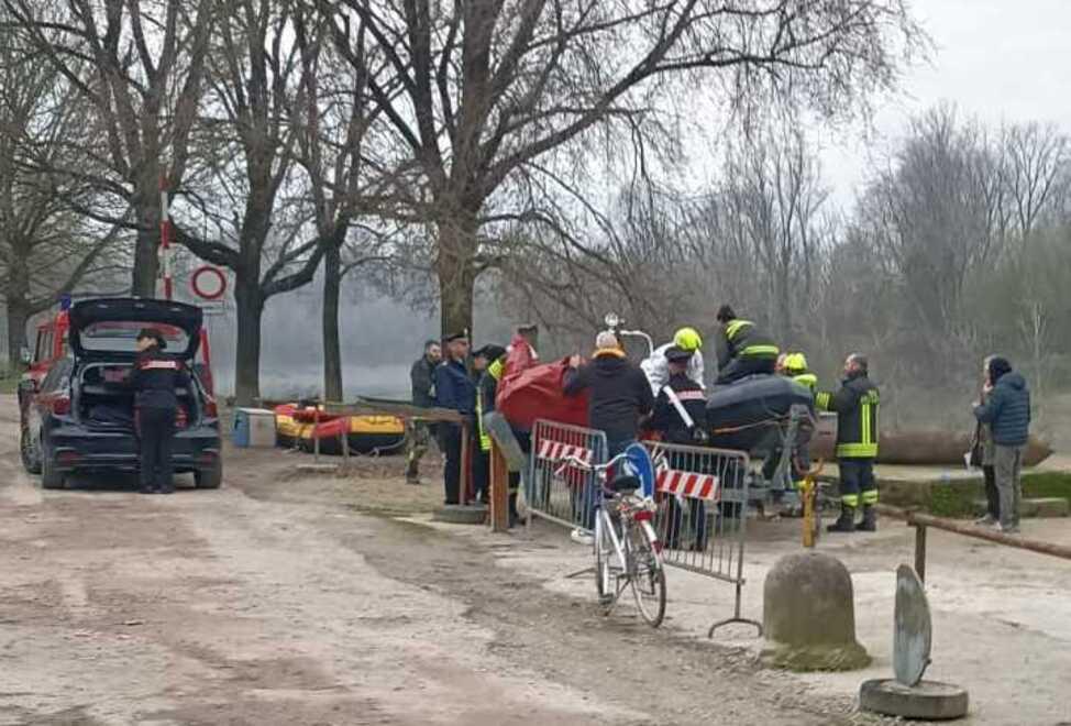 Trovato morto nel Po. I primi soccorritori: «Siamo usciti in barca per pescare e abbiamo visto quell’uomo che affiorava dall’acqua»