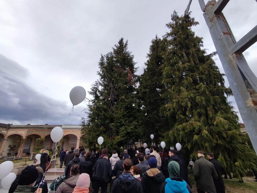 Guiglia, i palloncini e il suo casco: il commosso addio a Raul