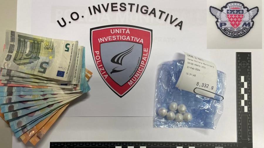 Prato, spaccia eroina davanti al parco giochi: denunciato