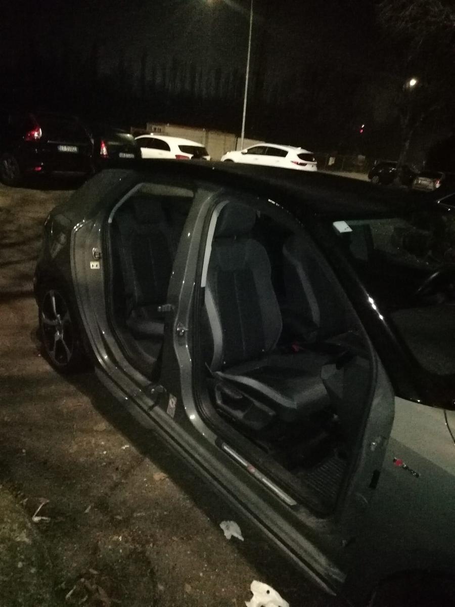 Lascia l’auto nel parcheggio e gli rubano due portiere