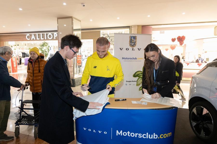 L’abbraccio dei tifosi a Palumbo: «Modena, ora voglio altri gol»