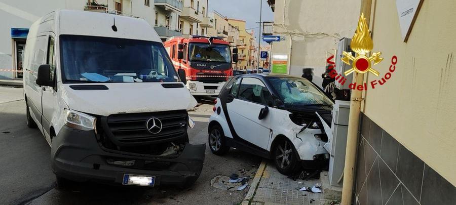Alghero, scontro fra due auto in via Carrabuffas: un ferito