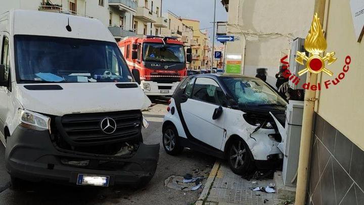 Alghero, scontro fra due auto in via Carrabuffas: un ferito