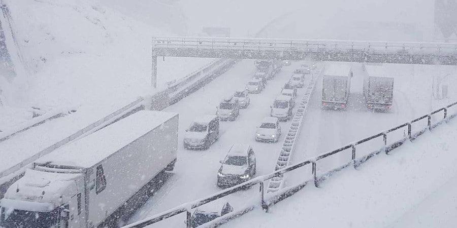 La neve blocca l’autostrada del Brennero: code fino a 30 chilometri