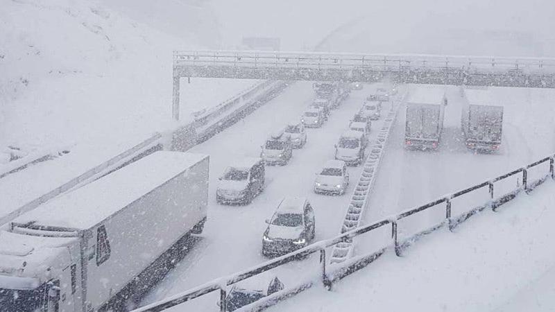 La neve blocca l’autostrada del Brennero: code fino a 30 chilometri